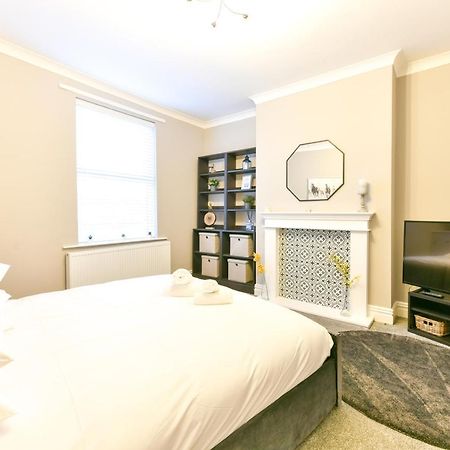 4 Bedroom, 2 Bathroom House - Free Parking Понтефракт Экстерьер фото