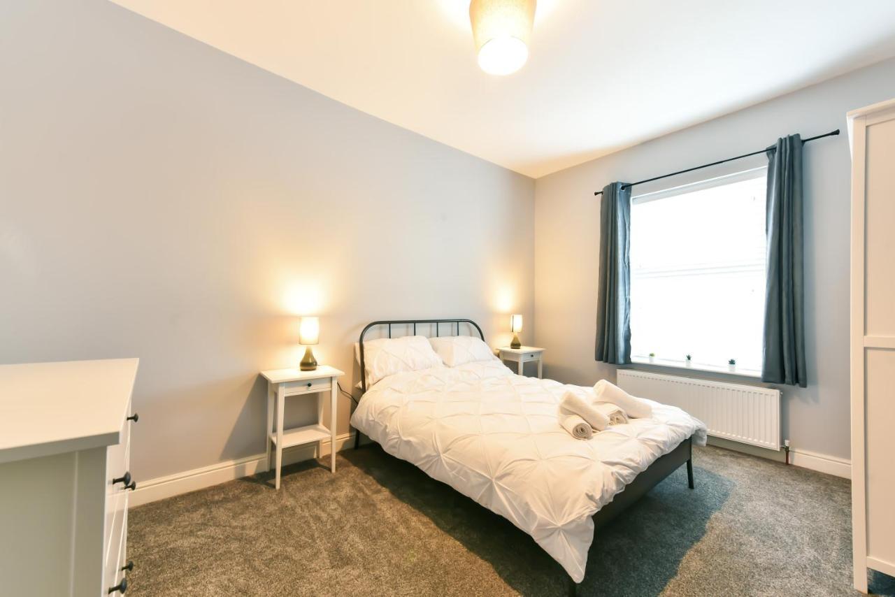4 Bedroom, 2 Bathroom House - Free Parking Понтефракт Экстерьер фото